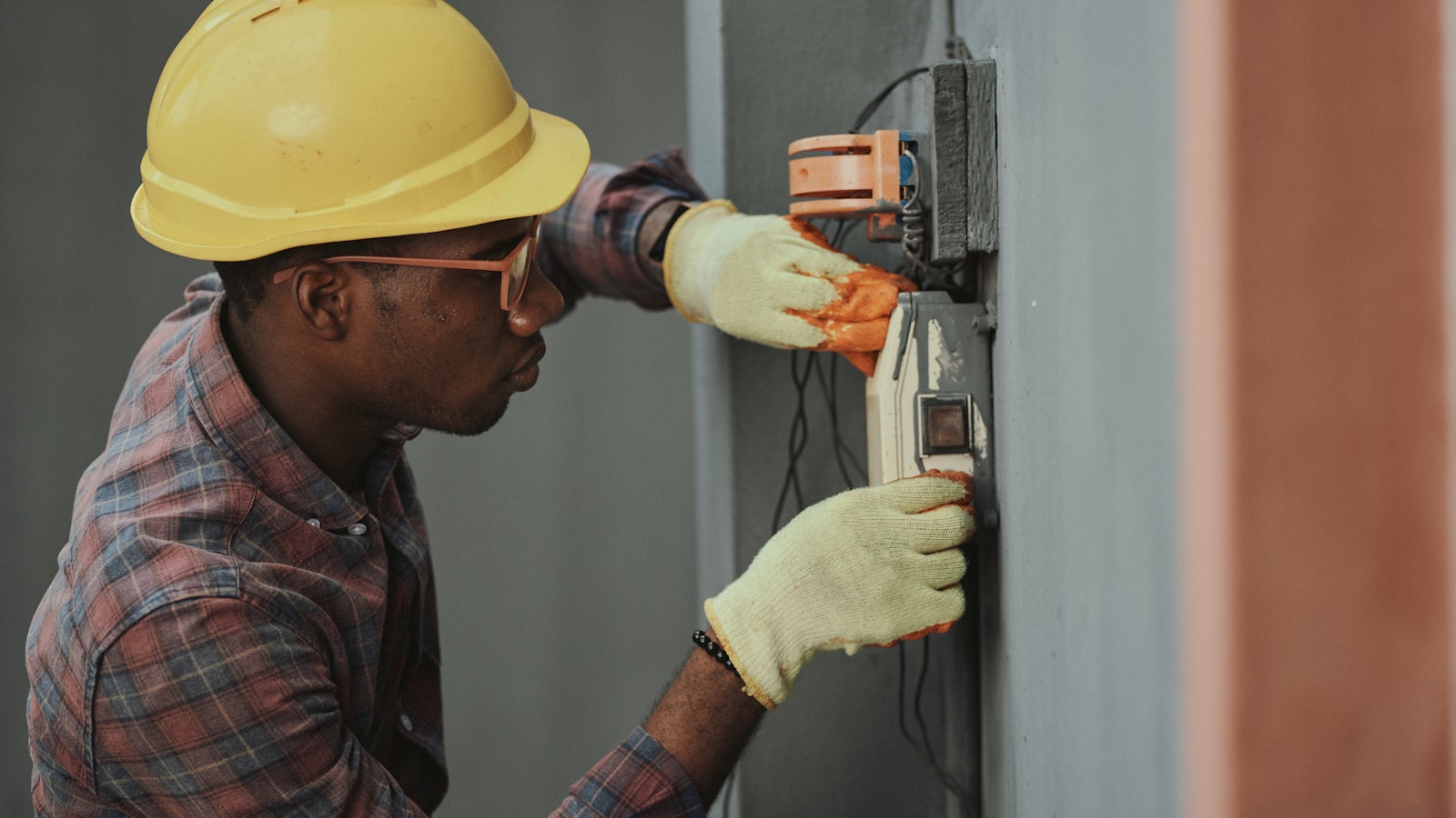 Elektricien aan het werk aan een schakelkast